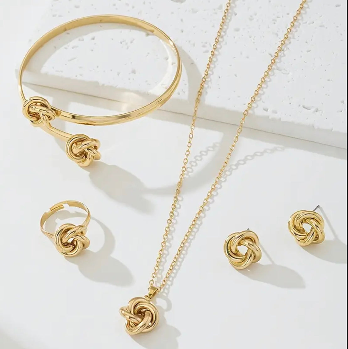Coffret Lumière Divine – Collier, Boucles, Bague et Bracelet