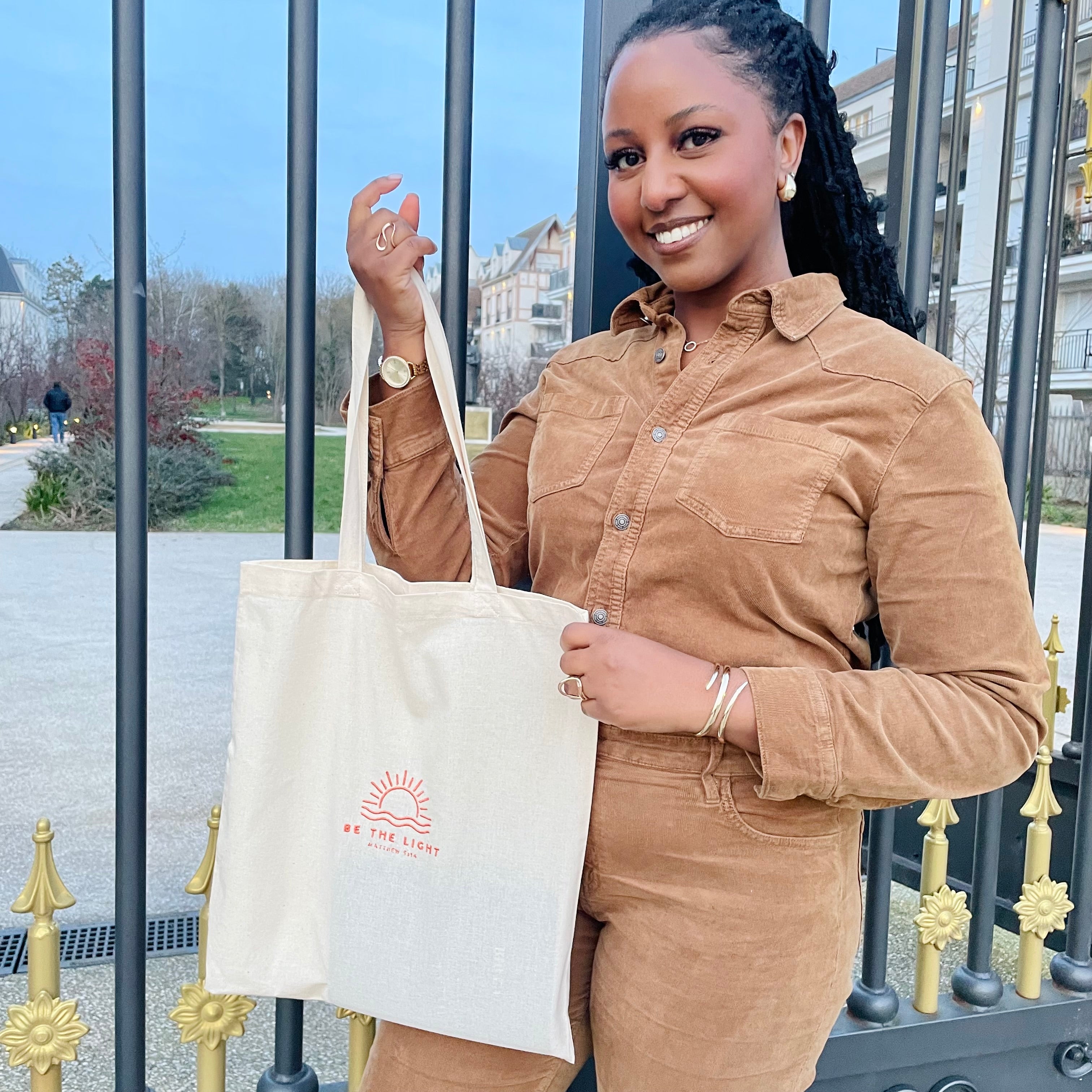 Tote-Bag « BE THE LIGHT» Broderie de Haute Qualité 1