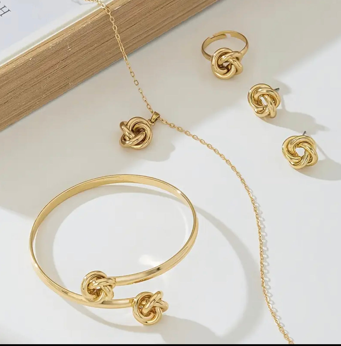 Coffret Lumière Divine – Collier, Boucles, Bague et Bracelet